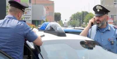 Donna accoltellata e uccisa in strada davanti ai passanti