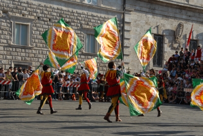 Ascoli Piceno - Gare tra sbandieratori e prove dei cavalieri: in città è già tempo di Quintana