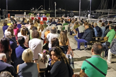 Tante le persone presenti al Circolo Nautico Sambenedettese per Alessandro Sortino con Il Dio nuovo