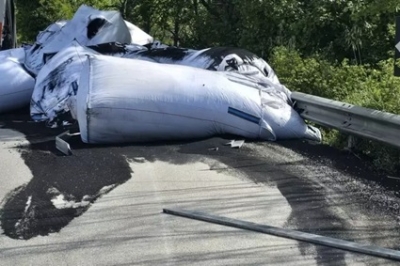 Un camion perde il carico, i sacchi cadono sulla carreggiata