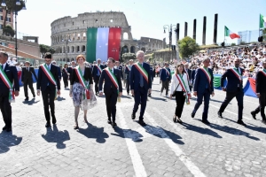Festa della Repubblica, il Presidente del Consiglio Nazionale Anci Marco Fioravanti apre il corteo ai Fori Imperiali