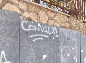 Castignano - Tensioni prima del derby di calcio a 5: scritte, offese ed escrementi al campo sportivo