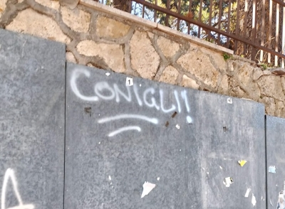 Castignano - Tensioni prima del derby di calcio a 5: scritte, offese ed escrementi al campo sportivo