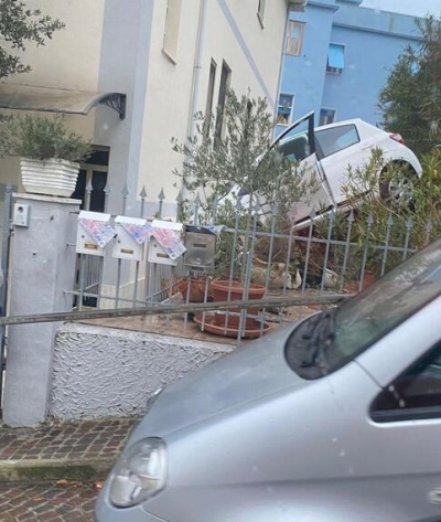 Sbaglia marcia e piomba con l'auto in un giardino privato