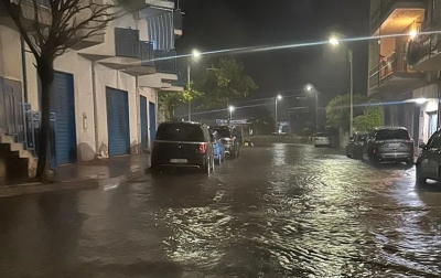 Ennesima bomba d'acqua su San Benedetto, un albero cade sopra un'auto