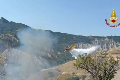 Vasto incendio nell'Ascolano brucia 42 ettari di vegetazione, velivoli in azione