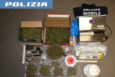 Droga sparsa nell'abitazione,  la Polizia scova una serra per la marijuana