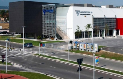 Furgone investe ragazzi sulle strisce pedonali, deceduta una 15enne