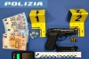 Calci e pugni ad un agente, arrestato e pistola sequestrata