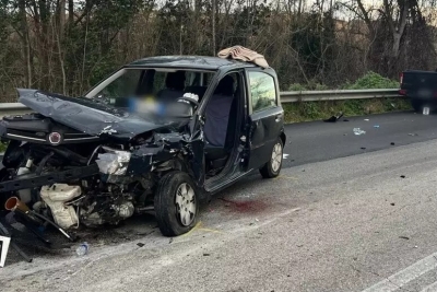 Scontro frontale tra auto nel Fermano, intervento dell'elisoccorso