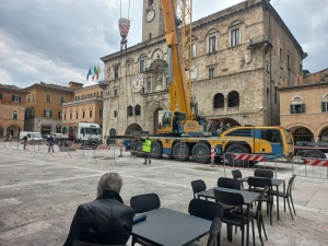 Ascoli Piceno - Montaggio della gru al palazzo dei Capitani: spettacolo insolito per i passanti