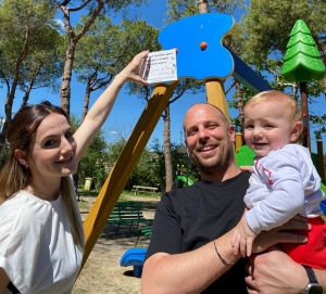 Simone Mozzoni e Ilaria Del Gatto per il loro matrimonio donano un gioco al Comune di Spinetoli