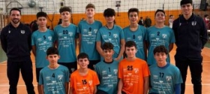 Giovani pallavolisti grottesi in luce nei baby campionati di volley
