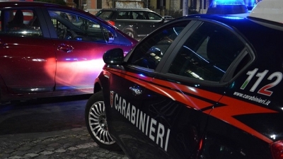 Ruba la borsa di una cliente nella parrucchieria e nella fuga ferisce la proprietaria