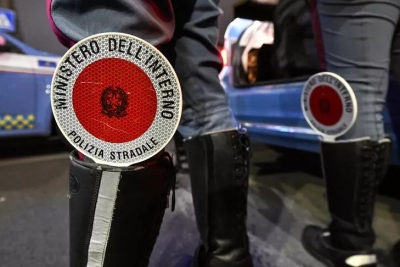 Fugge con l'auto al controllo e colpisce un agente di Polizia, arrestato