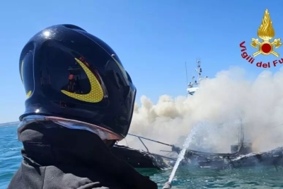 Barca in fiamma a mezzo miglio dalla costa, tre persone in salvo