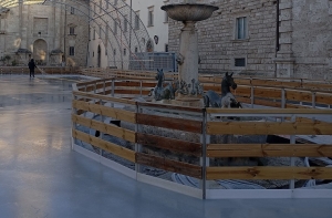 Ascoli Piceno - "La pista di ghiaccio ingloba la fontana", in citt&agrave; esplode la polemica