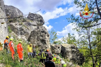 Cade da 15 metri durante il montaggio delle reti di protezioni a costone