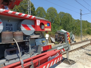 A Teramo un treno impatta contro un&rsquo;auto sulle rotaie, illeso il conducente. Tratta bloccata