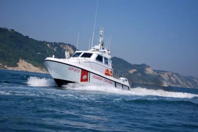 Si sente male a bordo del traghetto, soccorso da una motovedetta