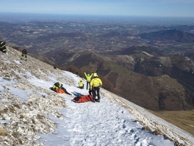 Trauma per un 16enne durante l'escursione in montagna, soccorso sul Catria