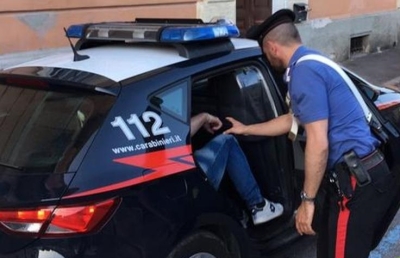 Durante la lite sferra due coltellate a un diciottenne, arrestato un 40enne