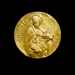 Giuliano Montaldi presenta i nuovi ciondoli della collezione "I Love Abruzzo" dedicati a Papa Celestino V e alla Basilica di Collemaggio