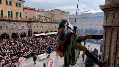 Ascoli Piceno - Befane in piazza, grande festa per centinaia di bambini