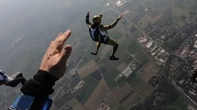 Il paracadute non si apre e piomba a terra. Ricoverato a Torrette