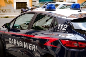 Giulianova, rubano un'auto di grossa cilindrata ma vengono intercettati e fuggono a piedi
