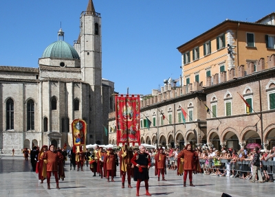 Ascoli Piceno - E' la notte della Quintana, primo assalto per il cavaliere di Sant'Emidio