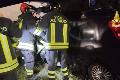 Scontro frontale fra due auto nell'Ascolano, un morto e due feriti