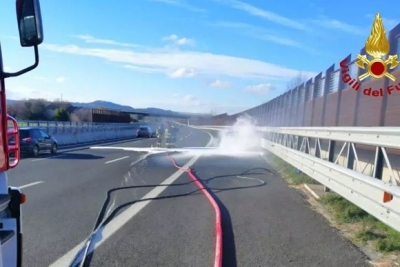 Auto in fiamme in A14 nel Pesarese, intervengono i Vigili del Fuoco