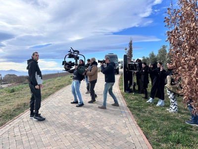 RIPRESE IN CORSO PER IL NUOVO SPOT DELLE MARCHE CON GIANMARCO TAMBERI: UN VIAGGIO EMOZIONALE NELL’IDENTITÀ MARCHIGIANA