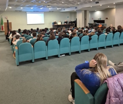 In Auditorium il confronto su “Il lato oscuro del divertimento”. Presenti oltre cento studenti dell’Isc Nord
