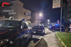 Minaccia i vicini di casa con pistola replica, denunciato 75enne