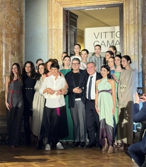Applausi allo stilista marchigiano Vittorio Camaiani a Roma con la collezione dedicata all&rsquo;Oriente