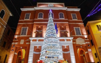 APPIGNANO accende il Natale nel borgo: dall’8 dicembre al 6 gennaio spettacoli itineranti, mercatini e mostre delle cartoline natalizie e dei presepi in ceramica