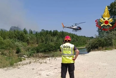 Un incendio a Colli del Tronto provoca disagi anche alla circolazione