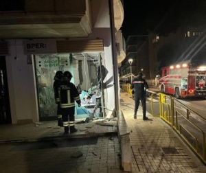 Pineto. Esplosione in palazzina per scardinare lo sportello bancomat. Ingenti i danni