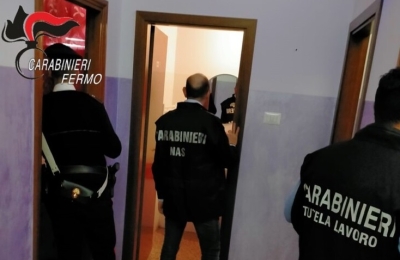 Sigilli ad un centro estetico, denunciata una donna