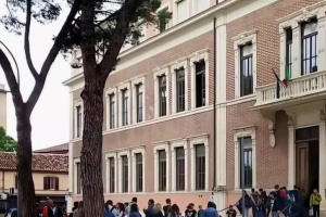 Ubriaco si introduce in una scuola, &egrave; polemica fra FdI e sindaca