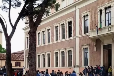 Ubriaco si introduce in una scuola, è polemica fra FdI e sindaca