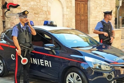 Scaraventa a terra uno scooter spintonando il proprietario, denunciato