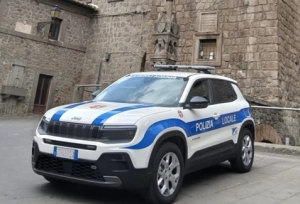 Rubano un'auto con dentro un cane, ritrovata in 20 minuti dalla Polizia Locale