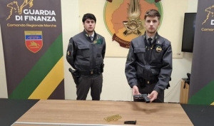 Un 19enne girava in pieno centro a Jesi con una pistola scacciacani sotto la cintura