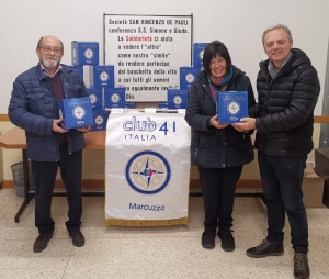 La delegazione del Club 41 Marcuzzo 43 consegna i 'Pandori della Solidariet&agrave;' ai volontari della 'San Vincenzo De Paoli'