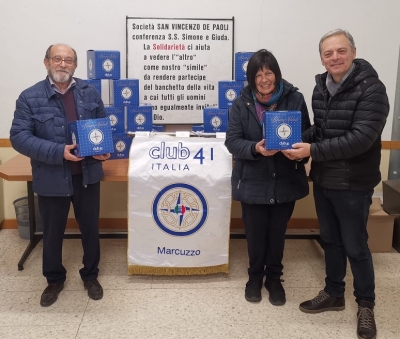 La delegazione del Club 41 Marcuzzo 43 consegna i 'Pandori della Solidarietà' ai volontari della 'San Vincenzo De Paoli'