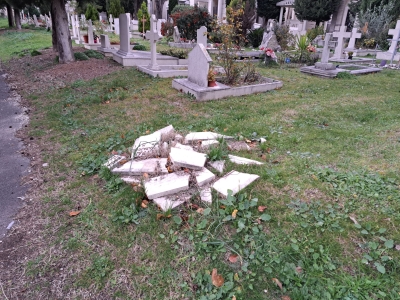 Ascoli Piceno, lapidi distrutte e cavi scoperti, regna il degrado al cimitero di Borgo Solestà