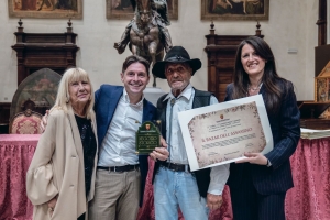 Consegnate pergamene e targhe ai titolari delle 41 attivit&agrave; registrate all'Albo dei Negozi Storici